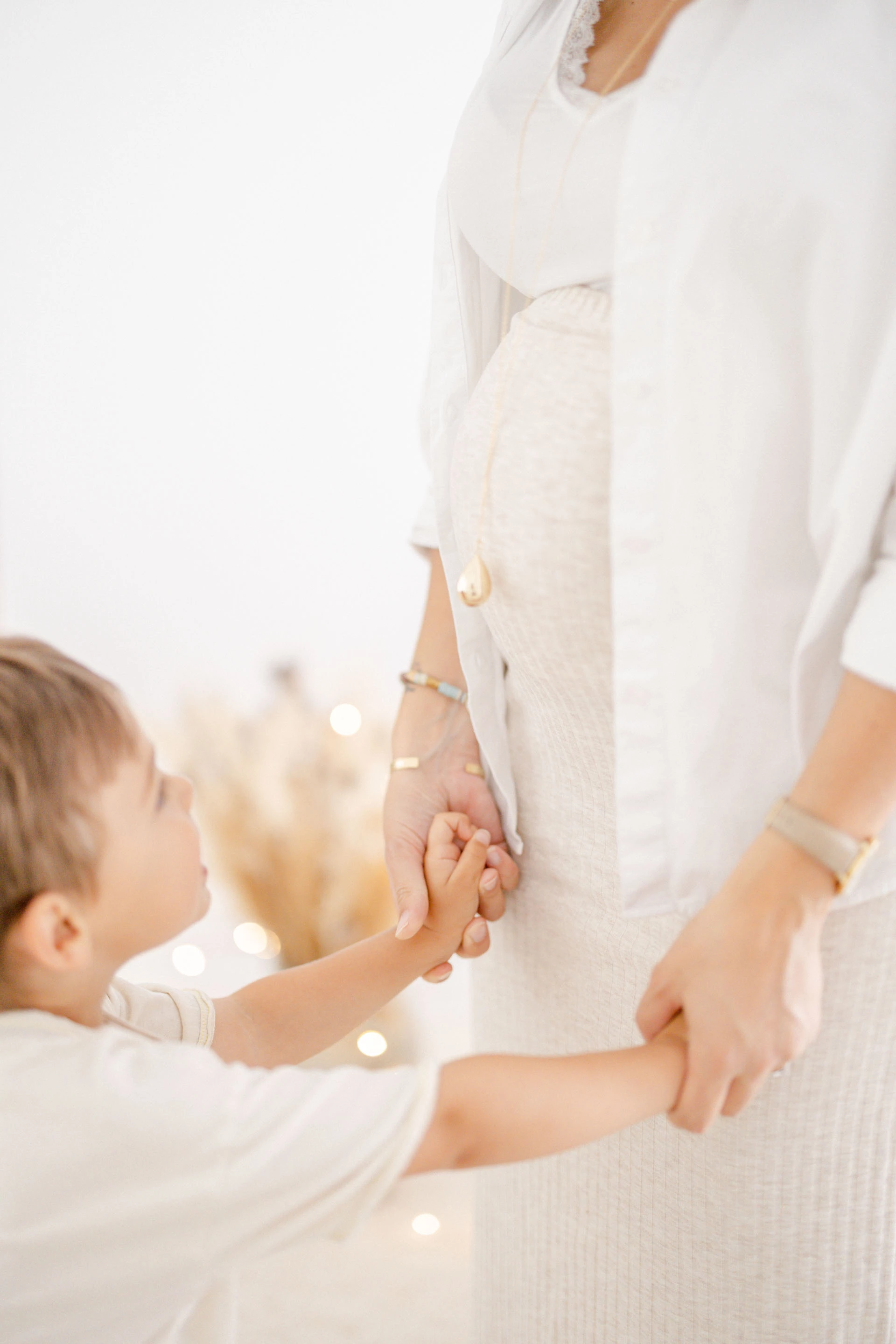 enfant geste se tenir la main amour beige